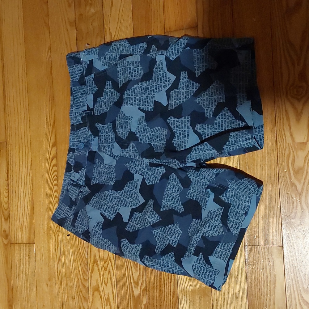 ARMANI EXCHANGE SHORTSCAMO STYLE WITH ARMANI EXCHANGE LOGO ALLOVER SIZE 36